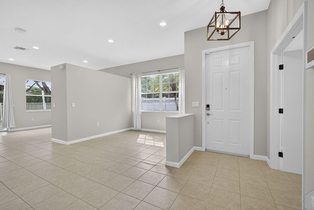 Под контрактом: $3,000 (4 спален, 2 ванн, 1611 Квадратных фут)