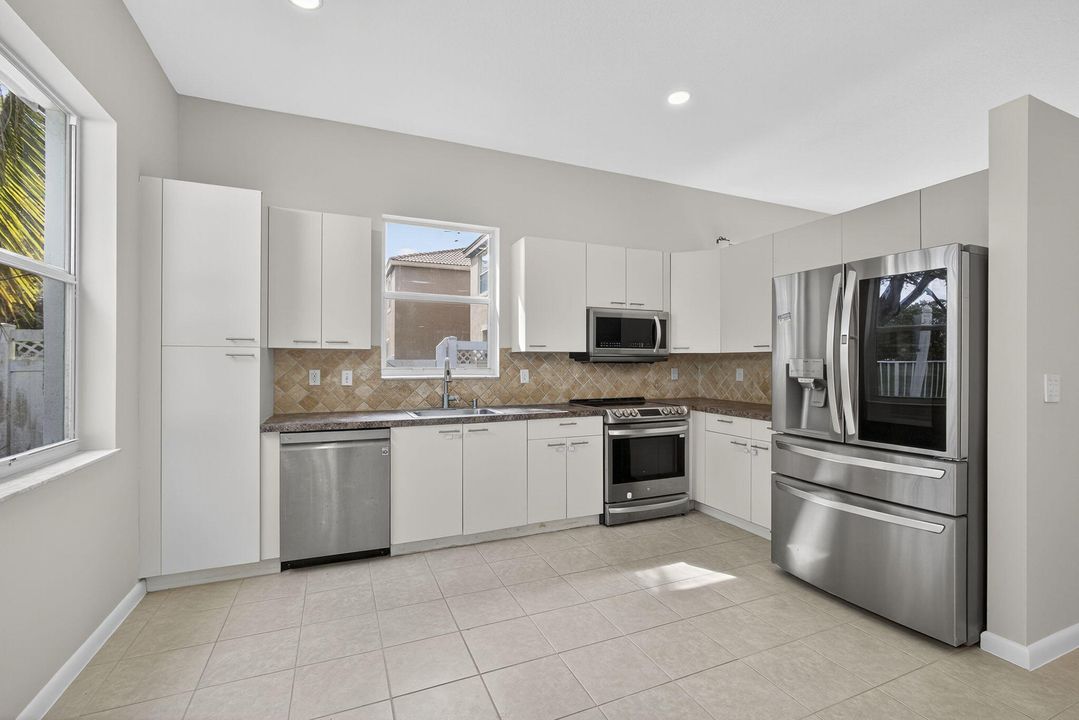 Под контрактом: $3,000 (4 спален, 2 ванн, 1611 Квадратных фут)