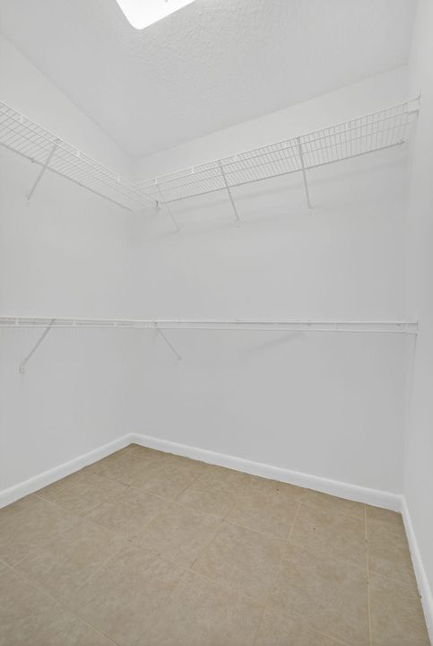 Под контрактом: $3,000 (4 спален, 2 ванн, 1611 Квадратных фут)