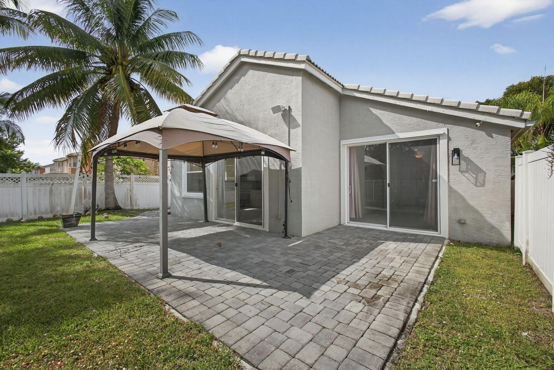 Под контрактом: $3,000 (4 спален, 2 ванн, 1611 Квадратных фут)