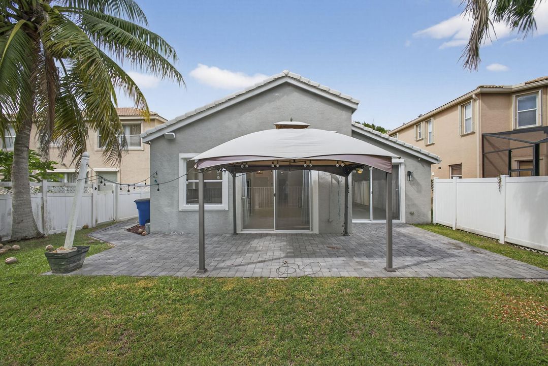 Под контрактом: $3,000 (4 спален, 2 ванн, 1611 Квадратных фут)