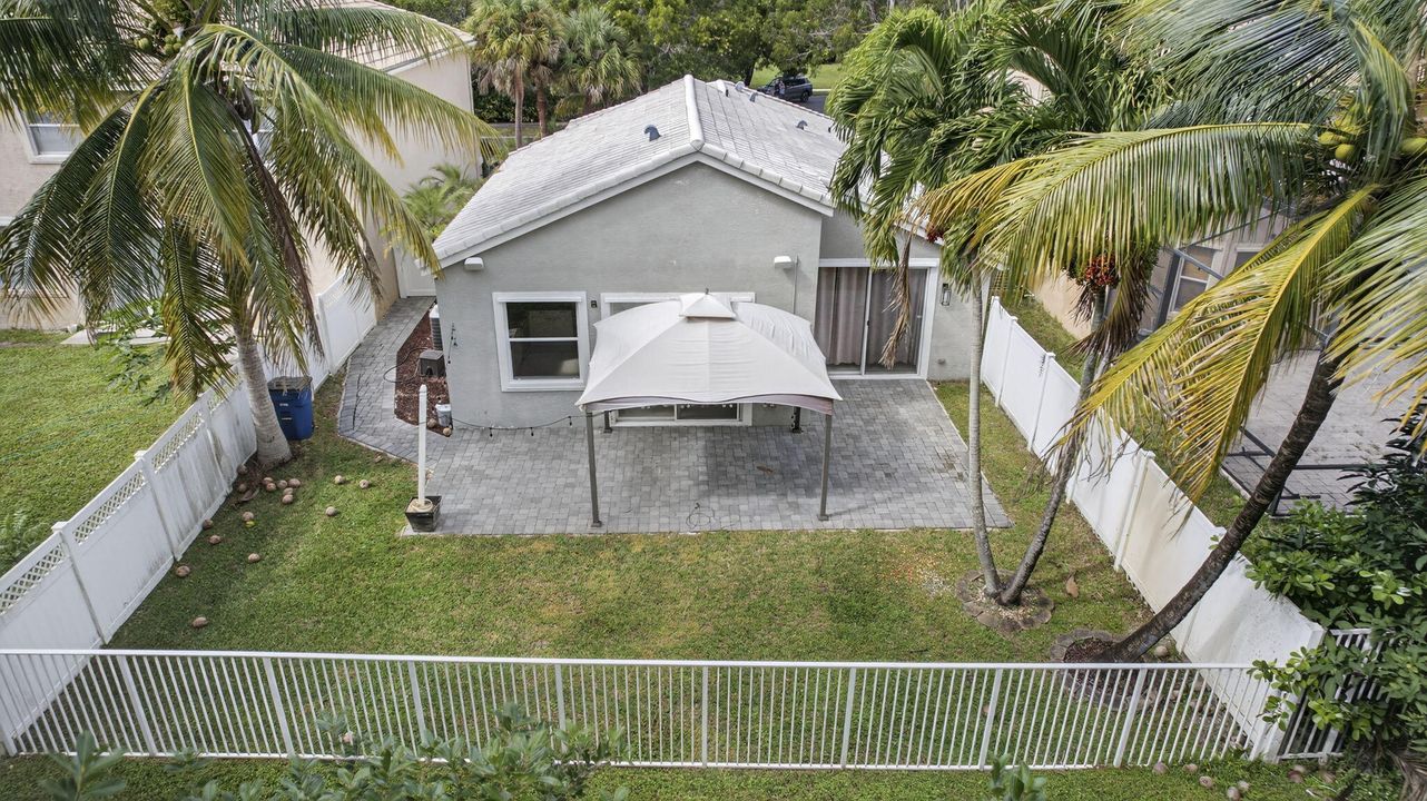 Под контрактом: $3,000 (4 спален, 2 ванн, 1611 Квадратных фут)