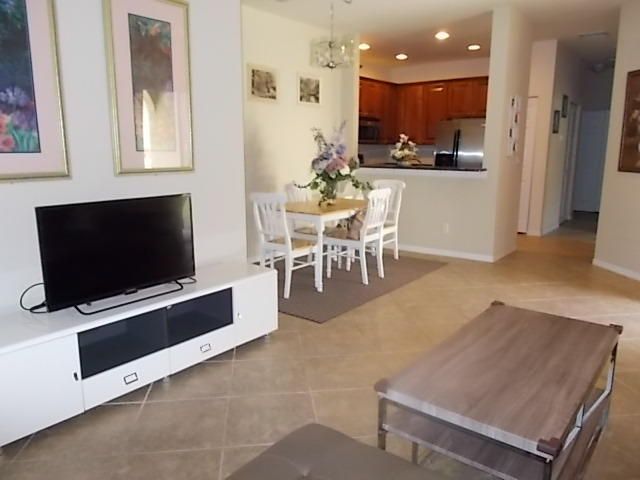 For Rent: $1,900 (3 beds, 2 baths, 1212 Square Feet)