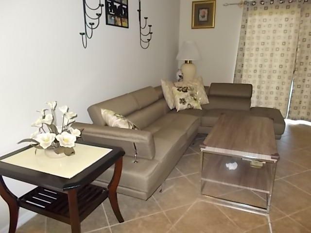 For Rent: $1,900 (3 beds, 2 baths, 1212 Square Feet)