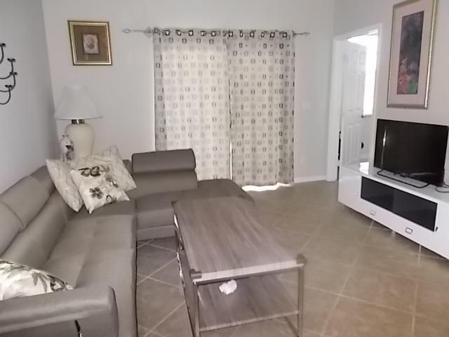 For Rent: $1,900 (3 beds, 2 baths, 1212 Square Feet)