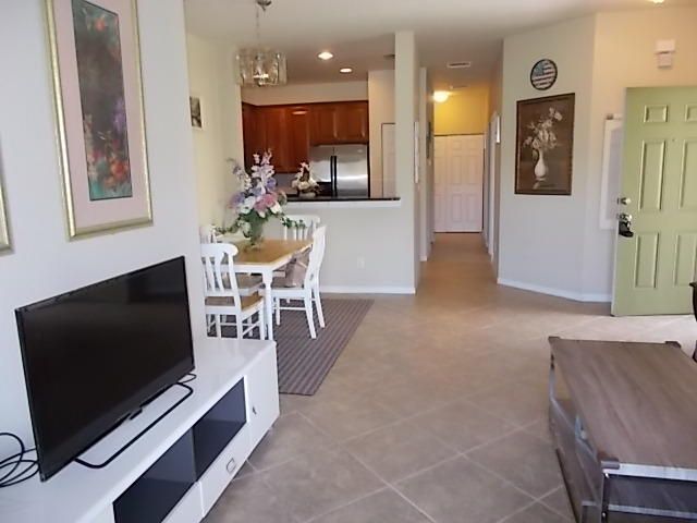 For Rent: $1,900 (3 beds, 2 baths, 1212 Square Feet)