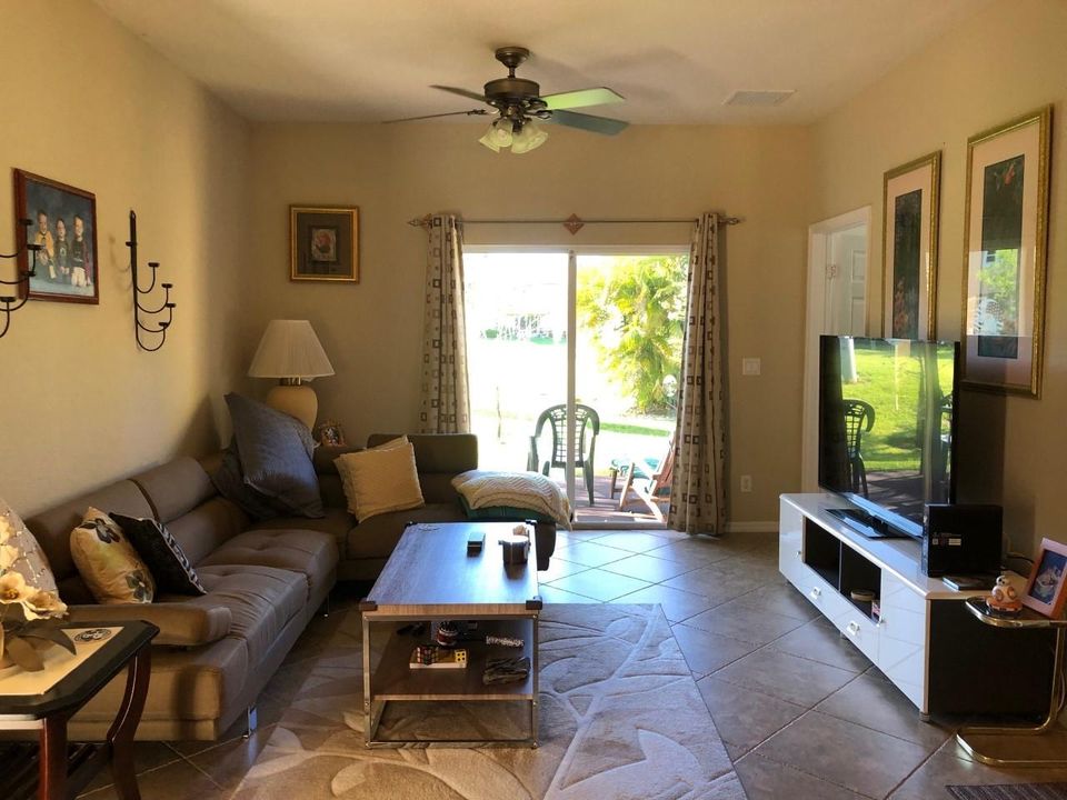 For Rent: $1,900 (3 beds, 2 baths, 1212 Square Feet)