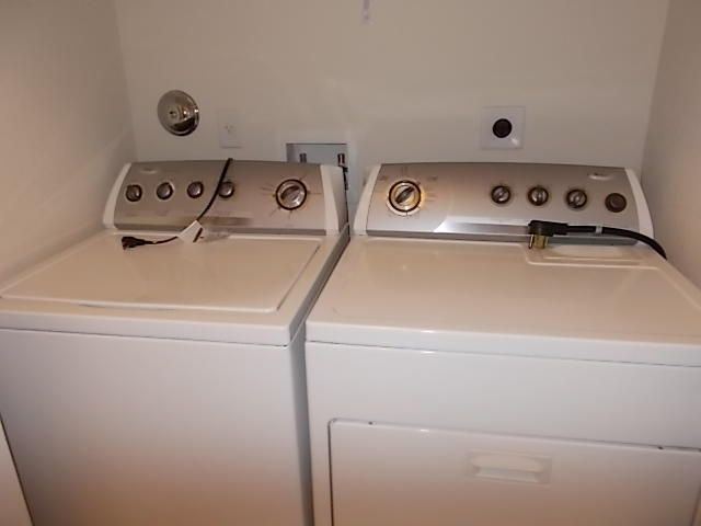 For Rent: $1,900 (3 beds, 2 baths, 1212 Square Feet)