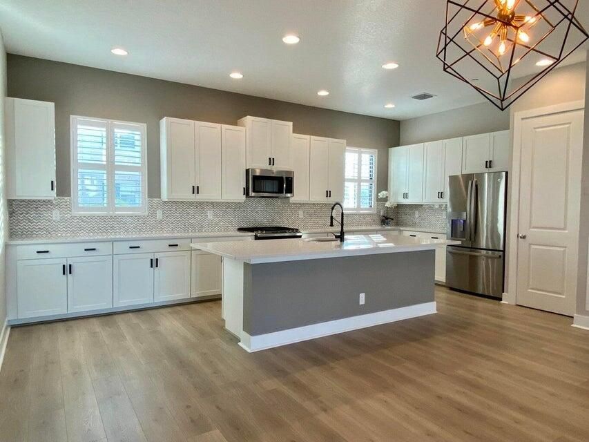 For Rent: $4,975 (3 beds, 3 baths, 2252 Square Feet)