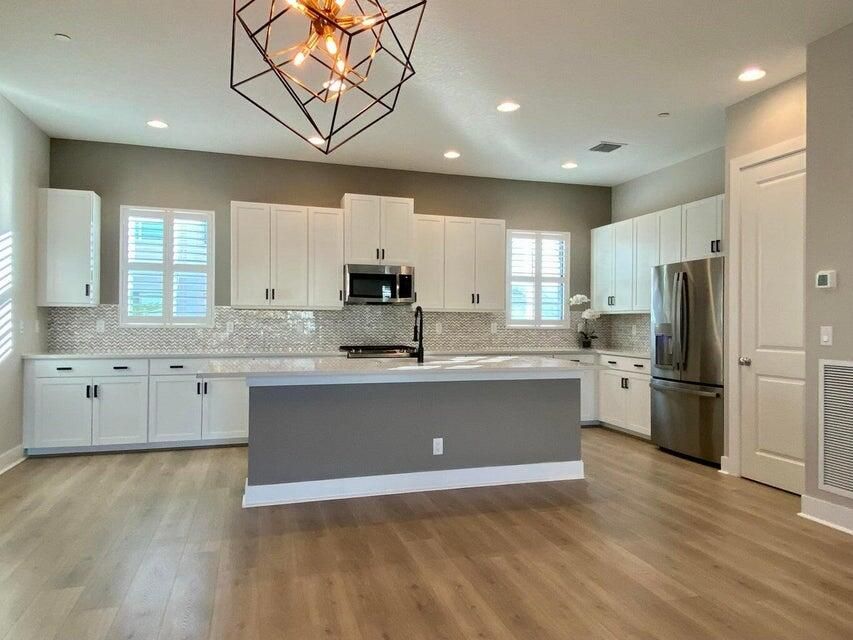 For Rent: $4,975 (3 beds, 3 baths, 2252 Square Feet)