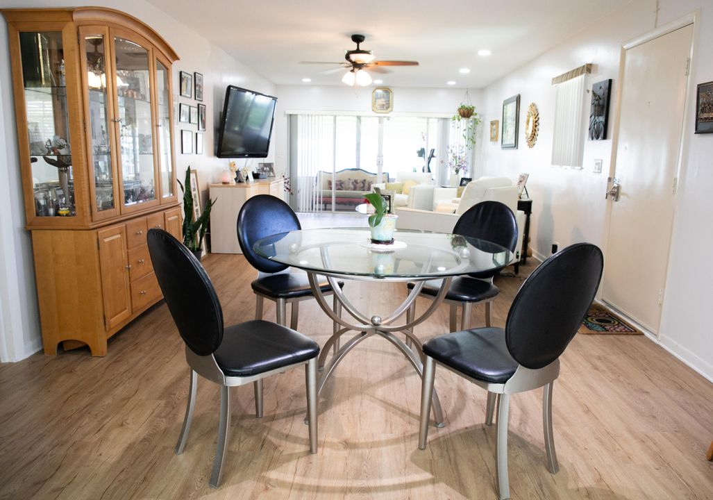 For Sale: $255,000 (2 beds, 2 baths, 980 Square Feet)