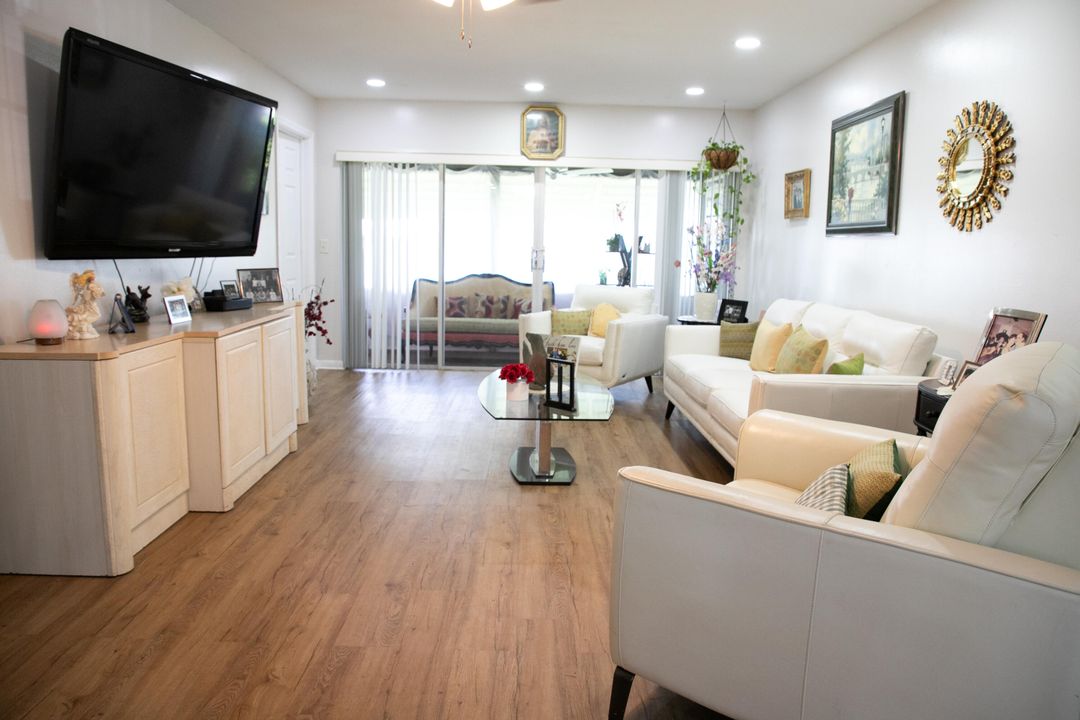 For Sale: $255,000 (2 beds, 2 baths, 980 Square Feet)