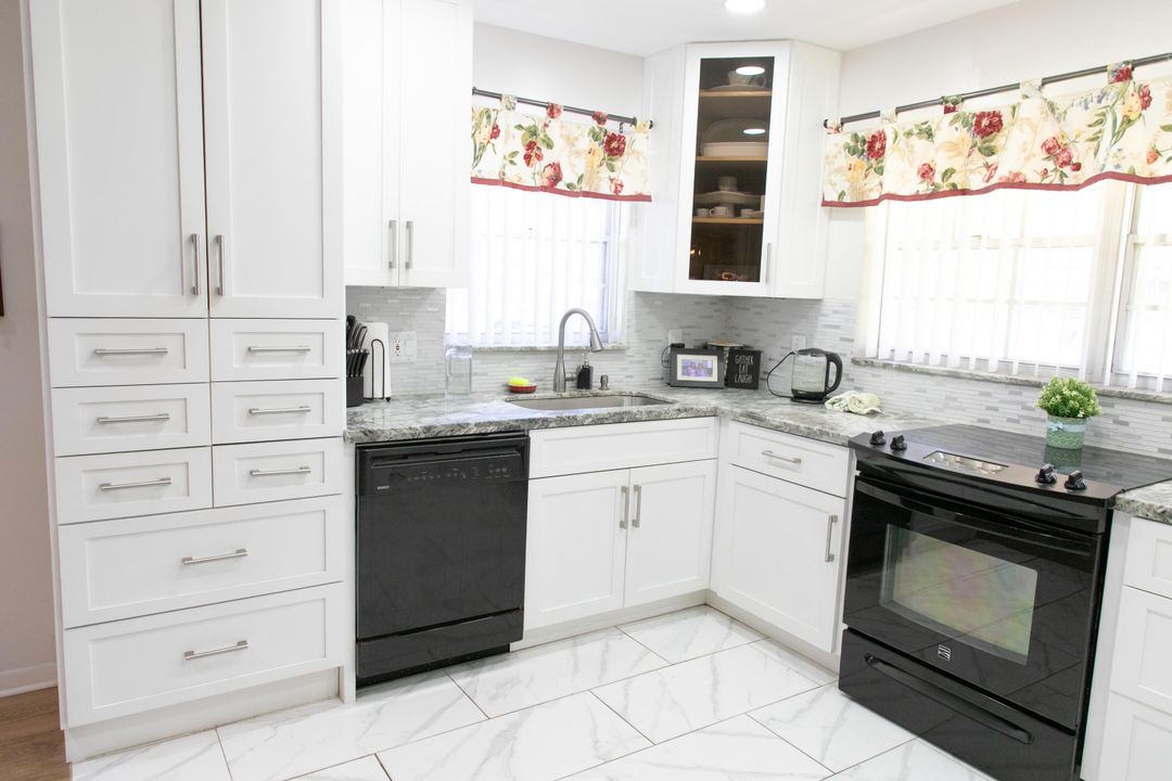 For Sale: $255,000 (2 beds, 2 baths, 980 Square Feet)