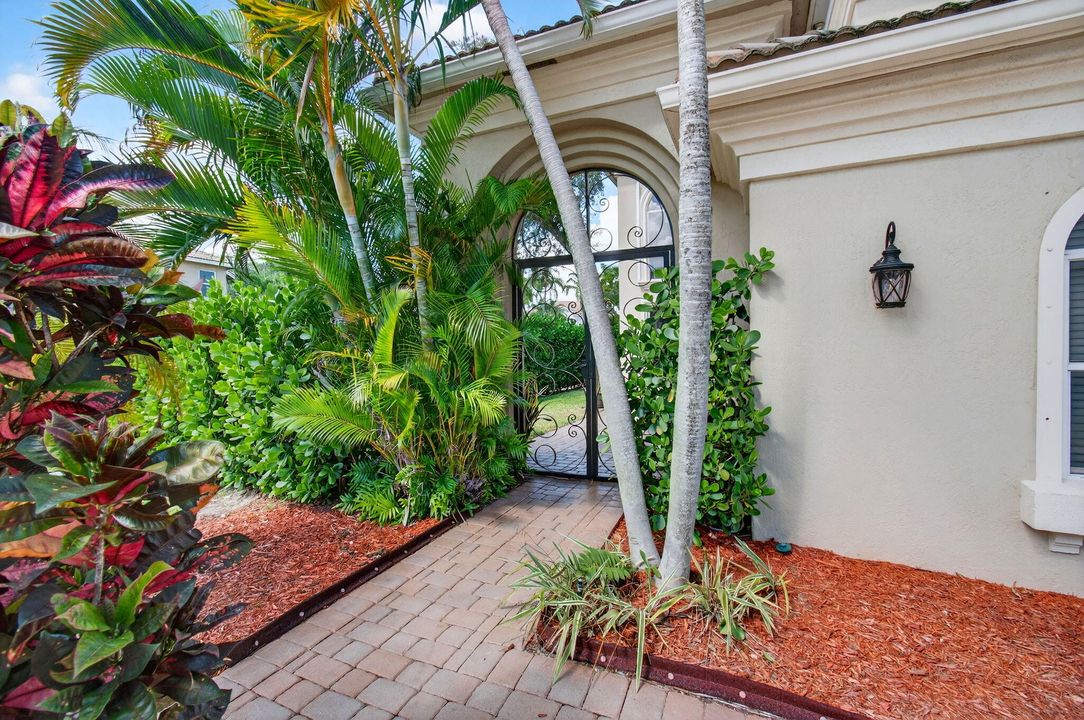 合同活跃: $1,299,000 (5 贝兹, 4 浴室, 4139 平方英尺)