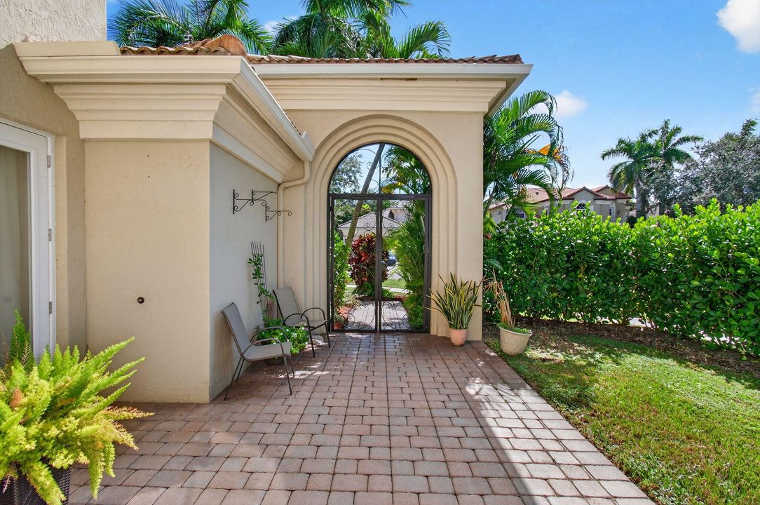 合同活跃: $1,299,000 (5 贝兹, 4 浴室, 4139 平方英尺)