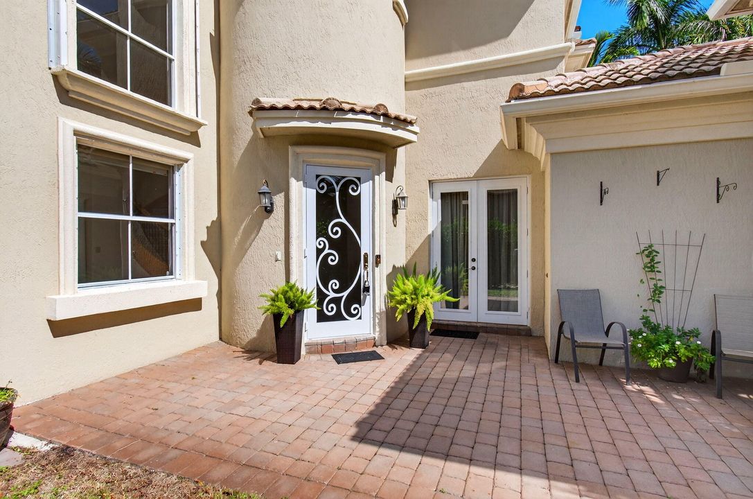 合同活跃: $1,299,000 (5 贝兹, 4 浴室, 4139 平方英尺)