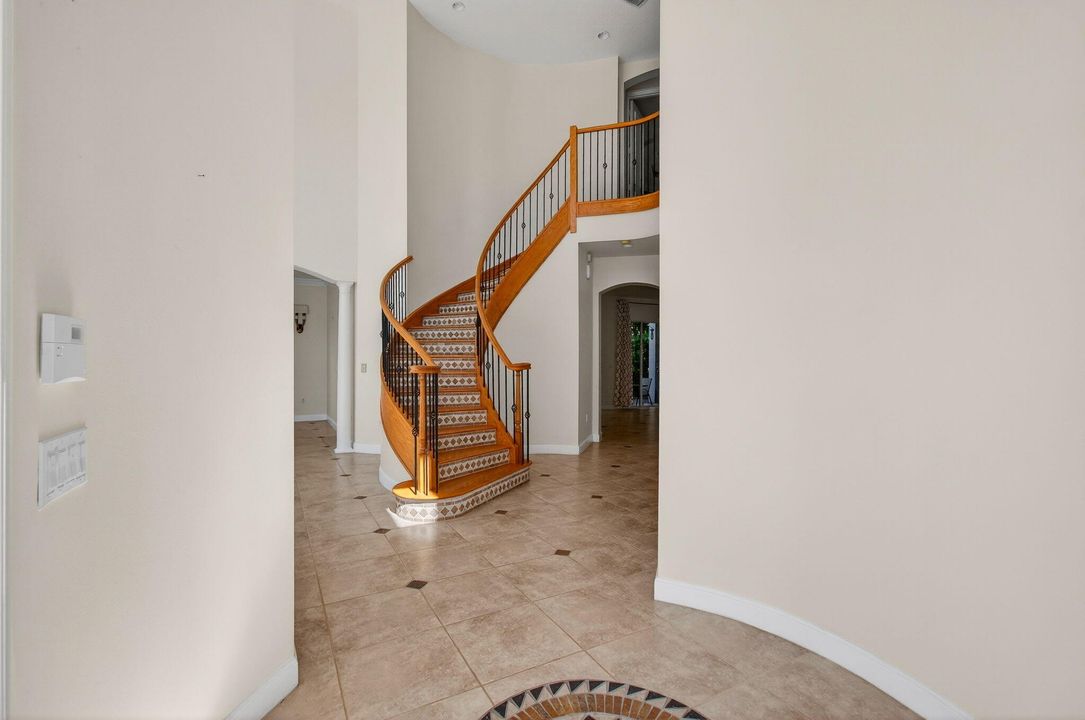 合同活跃: $1,299,000 (5 贝兹, 4 浴室, 4139 平方英尺)