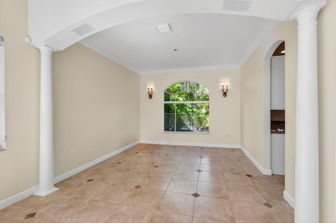 合同活跃: $1,299,000 (5 贝兹, 4 浴室, 4139 平方英尺)