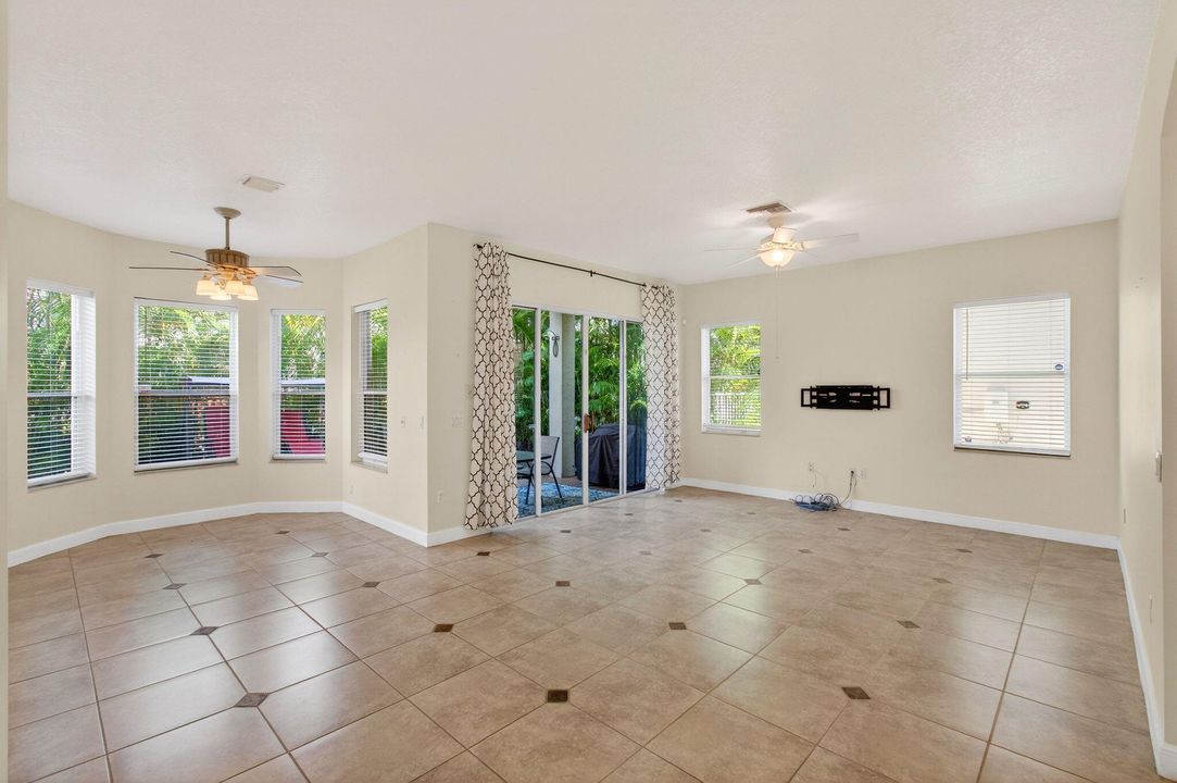 合同活跃: $1,299,000 (5 贝兹, 4 浴室, 4139 平方英尺)