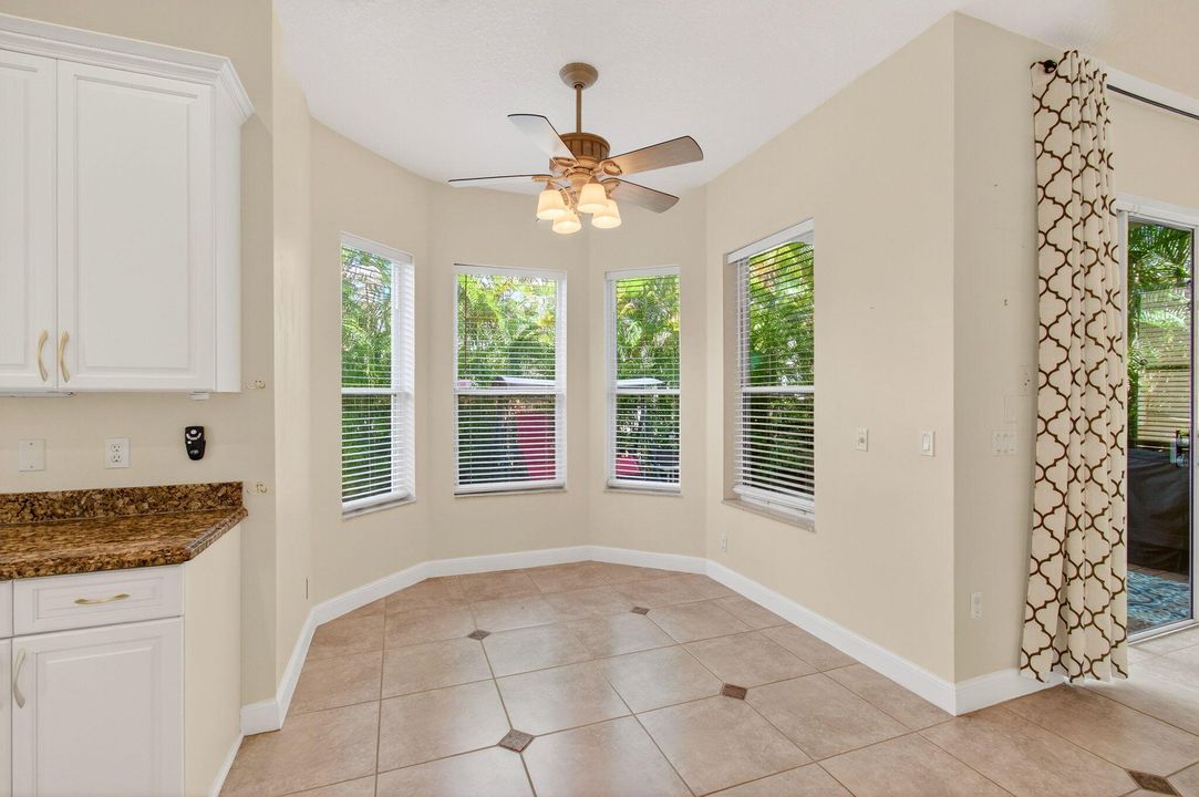 合同活跃: $1,299,000 (5 贝兹, 4 浴室, 4139 平方英尺)