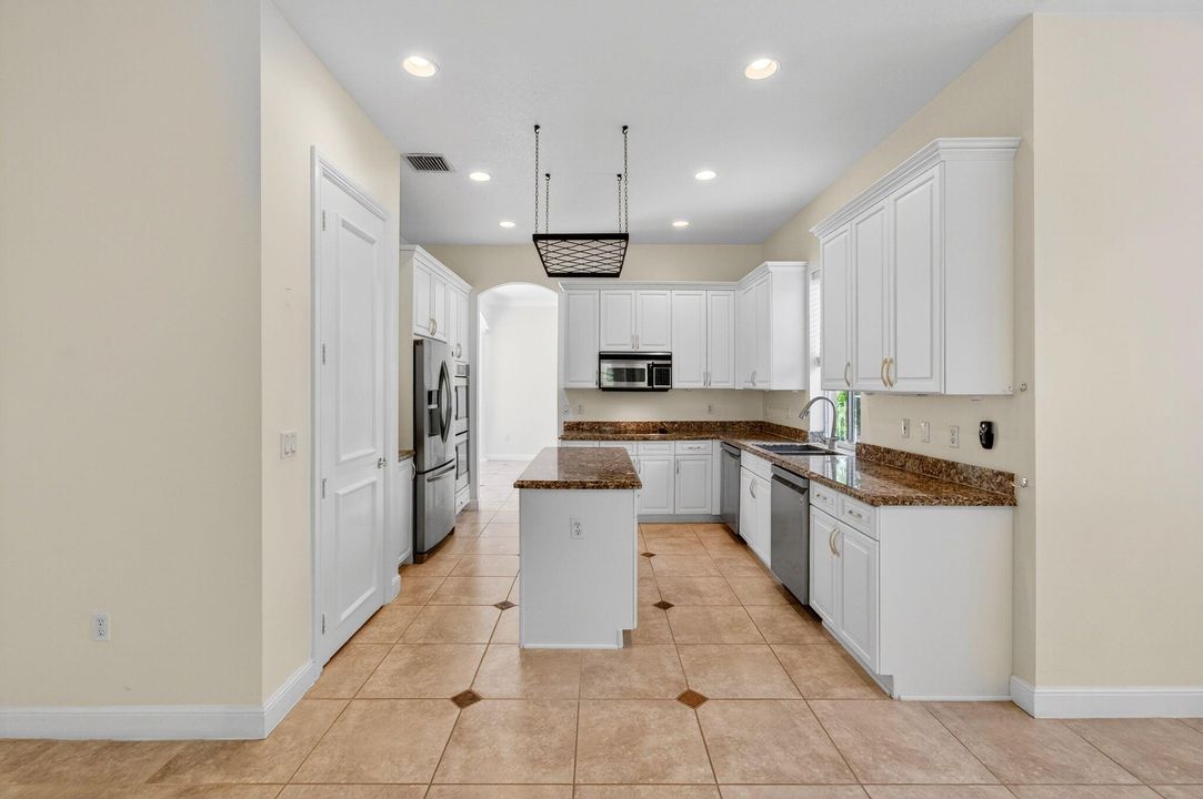 合同活跃: $1,299,000 (5 贝兹, 4 浴室, 4139 平方英尺)