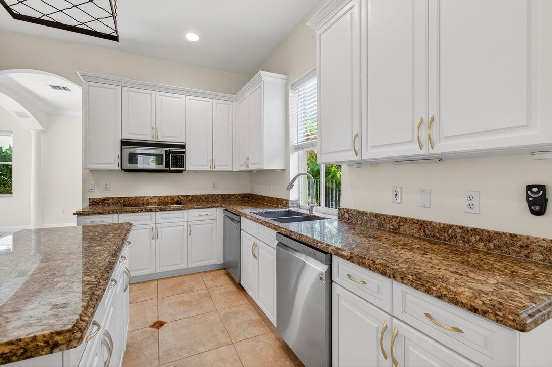 合同活跃: $1,299,000 (5 贝兹, 4 浴室, 4139 平方英尺)