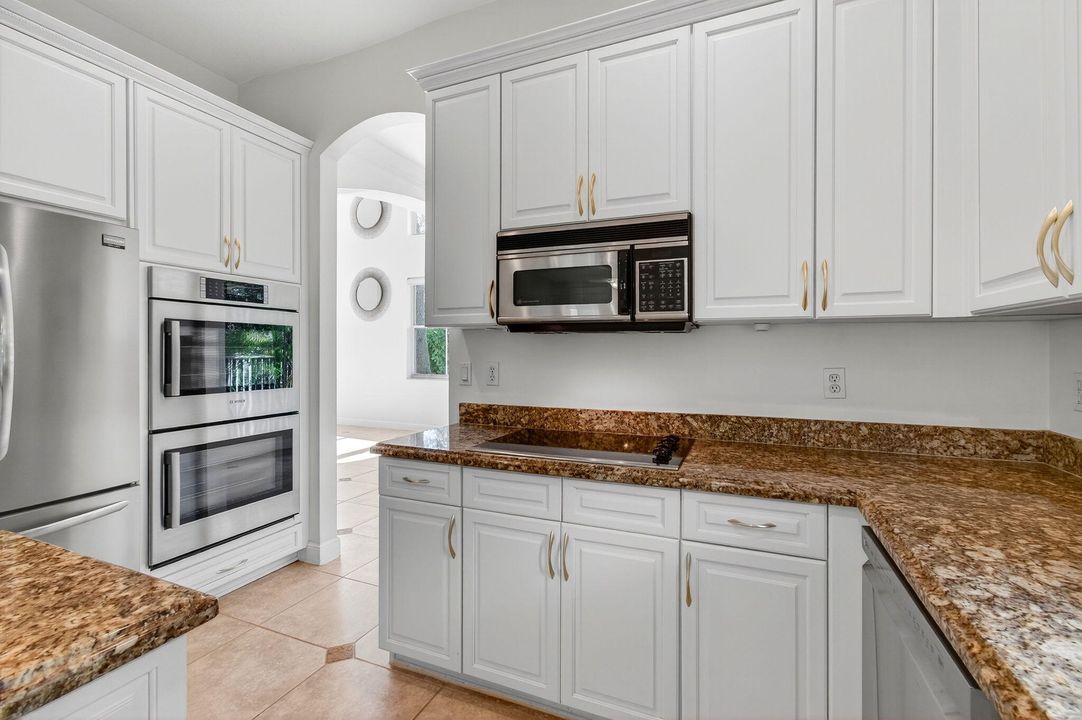 合同活跃: $1,299,000 (5 贝兹, 4 浴室, 4139 平方英尺)