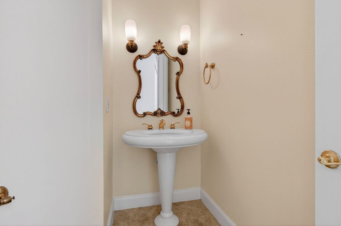 合同活跃: $1,299,000 (5 贝兹, 4 浴室, 4139 平方英尺)