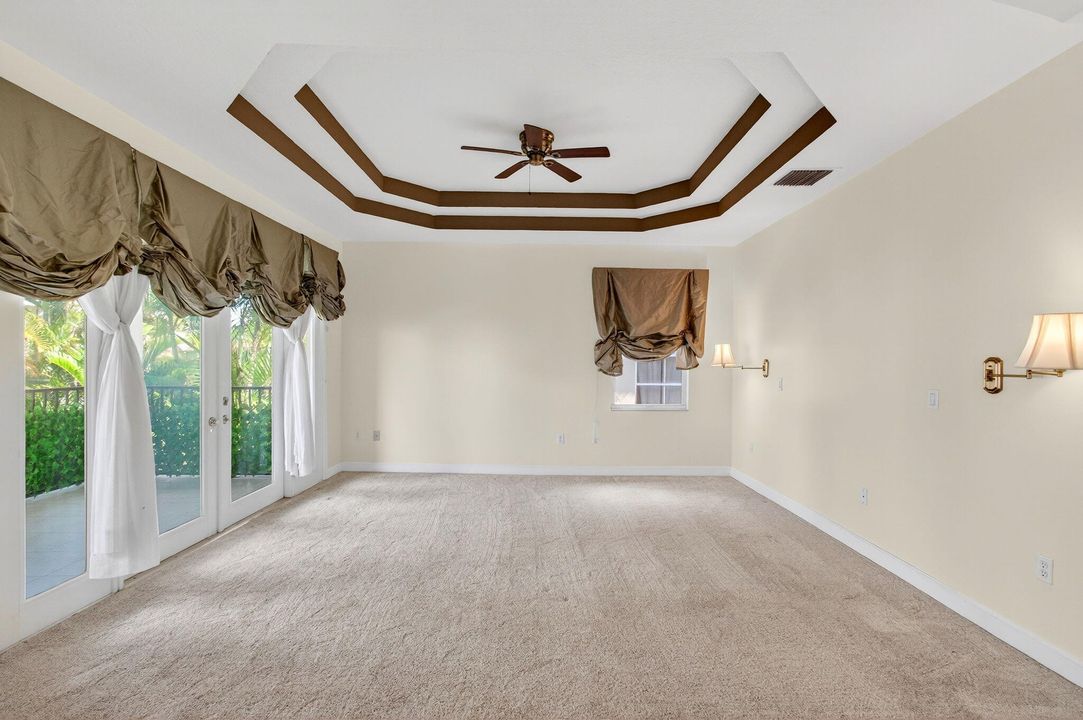 合同活跃: $1,299,000 (5 贝兹, 4 浴室, 4139 平方英尺)