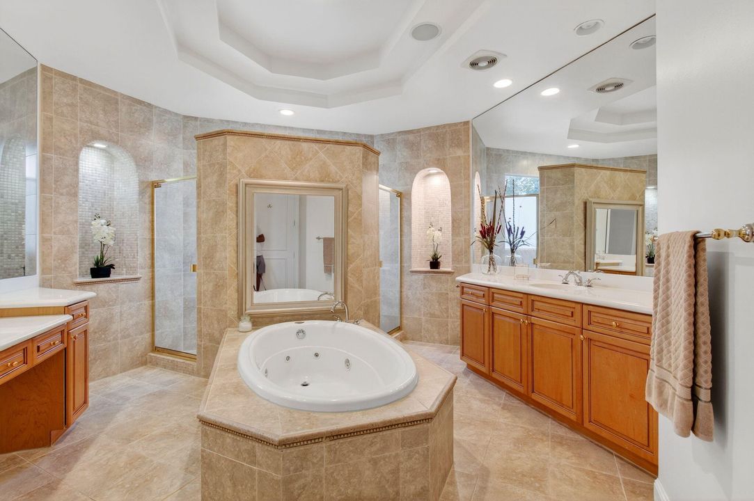 合同活跃: $1,299,000 (5 贝兹, 4 浴室, 4139 平方英尺)