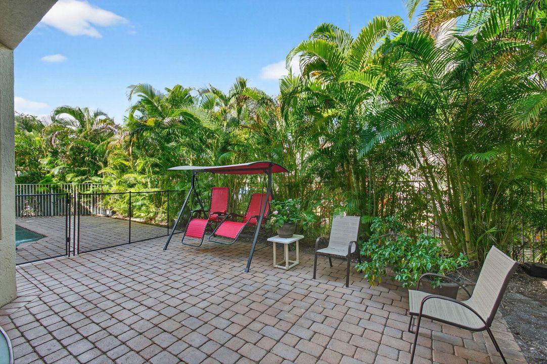 合同活跃: $1,299,000 (5 贝兹, 4 浴室, 4139 平方英尺)