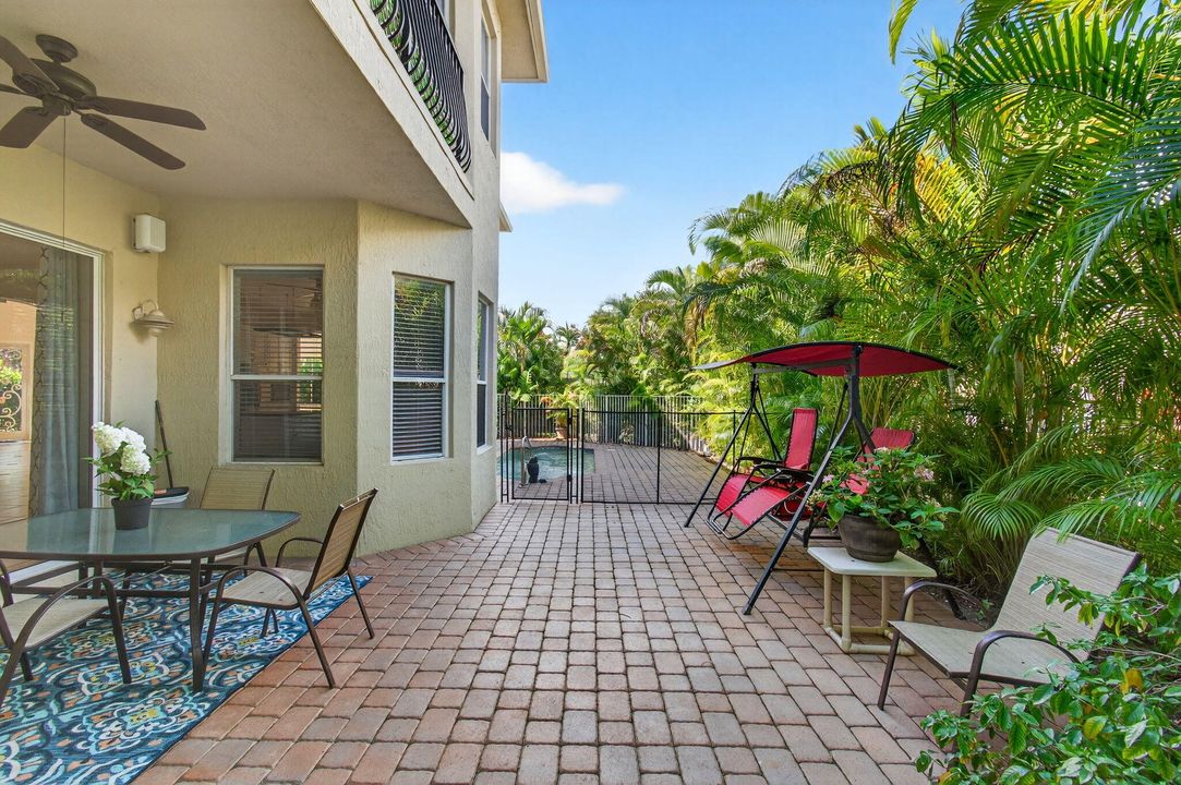 合同活跃: $1,299,000 (5 贝兹, 4 浴室, 4139 平方英尺)