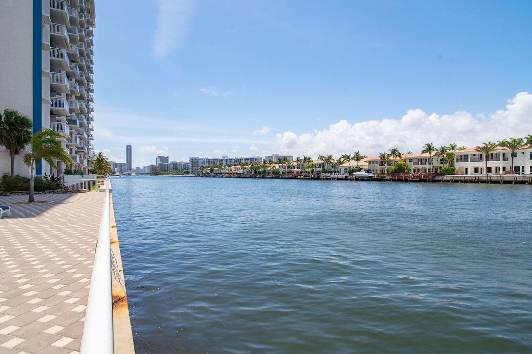 For Sale: $350,000 (2 beds, 2 baths, 1262 Square Feet)