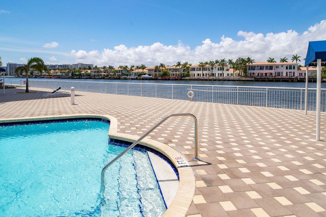 For Sale: $350,000 (2 beds, 2 baths, 1262 Square Feet)