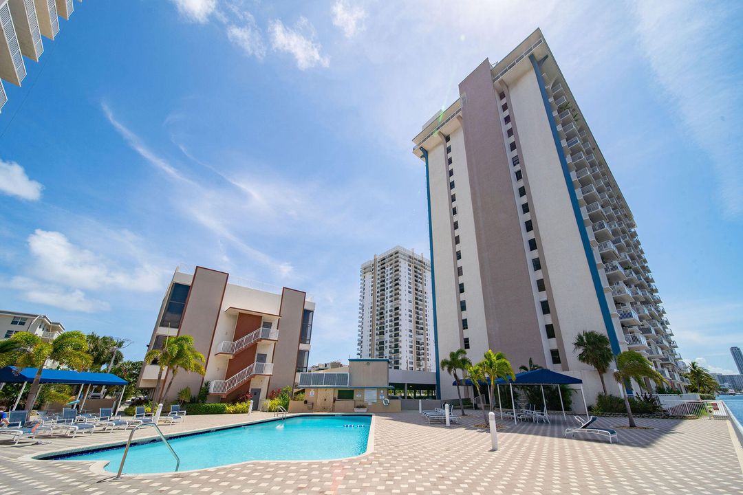 For Sale: $350,000 (2 beds, 2 baths, 1262 Square Feet)