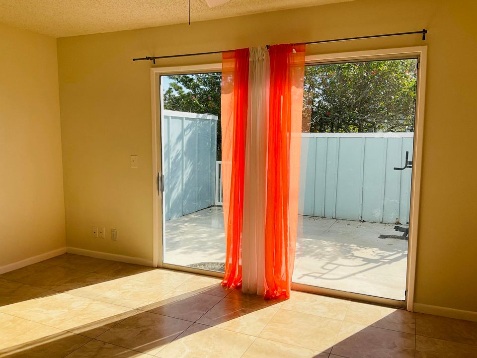 В аренду: $2,400 (2 спален, 2 ванн, 1176 Квадратных фут)