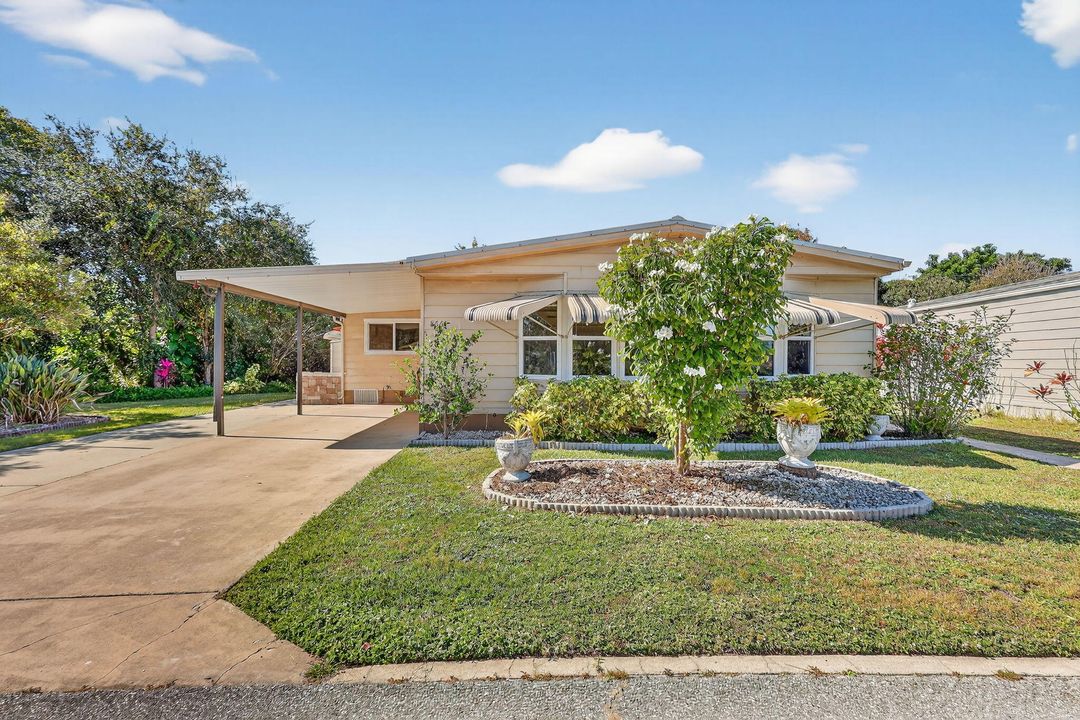 Active With Contract: $142,900 (2 beds, 2 baths, 1248 Square Feet)