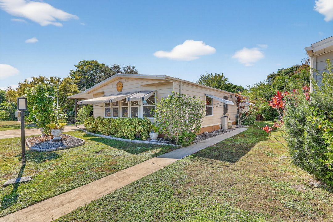 Active With Contract: $142,900 (2 beds, 2 baths, 1248 Square Feet)