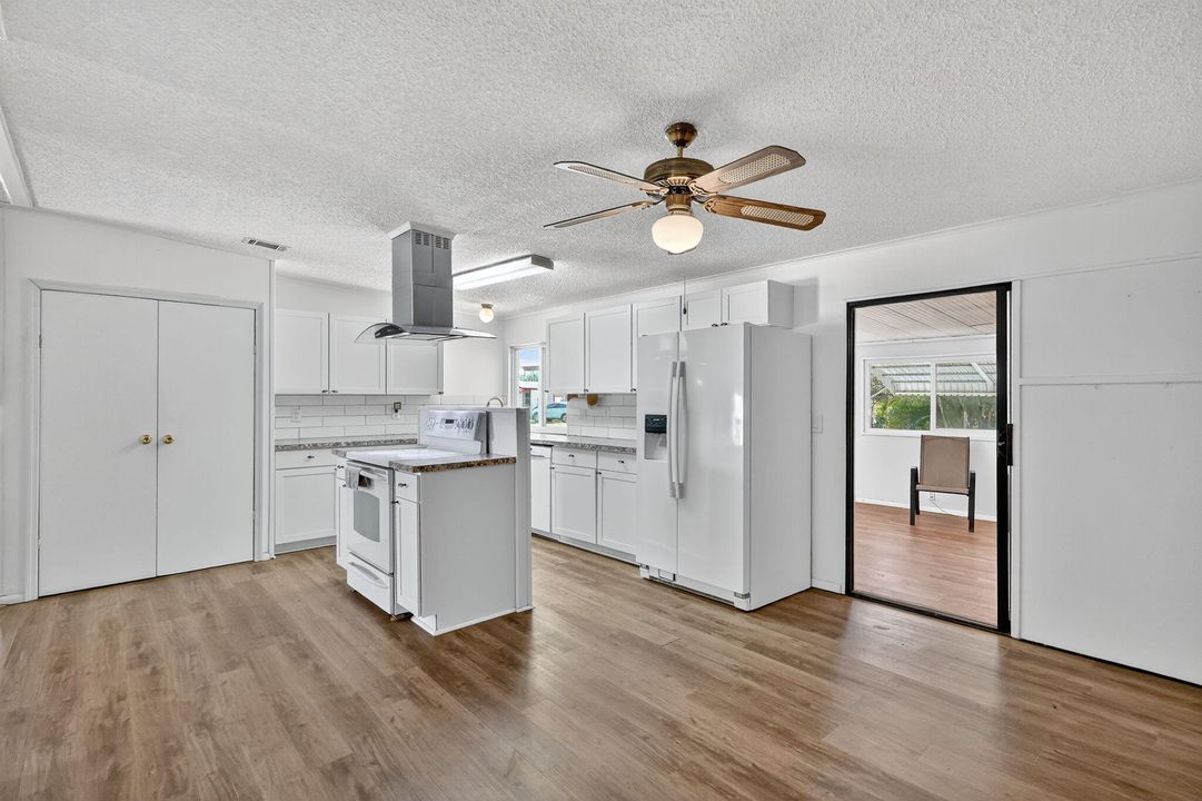 Active With Contract: $142,900 (2 beds, 2 baths, 1248 Square Feet)