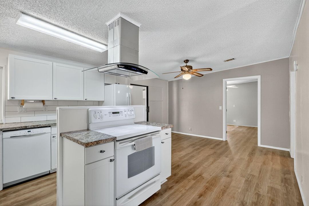 Active With Contract: $142,900 (2 beds, 2 baths, 1248 Square Feet)