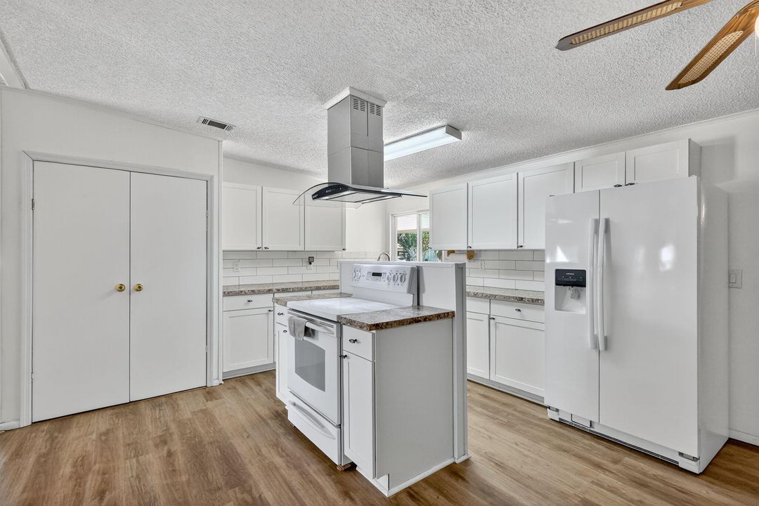 Active With Contract: $142,900 (2 beds, 2 baths, 1248 Square Feet)