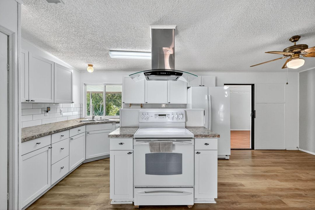 Active With Contract: $142,900 (2 beds, 2 baths, 1248 Square Feet)