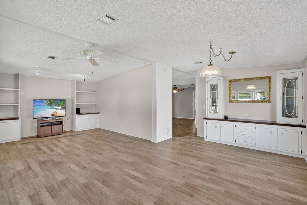 Active With Contract: $142,900 (2 beds, 2 baths, 1248 Square Feet)