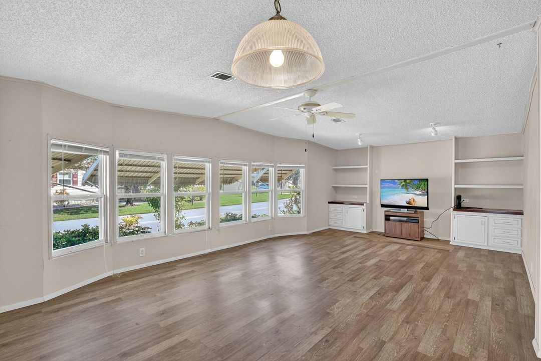 Active With Contract: $142,900 (2 beds, 2 baths, 1248 Square Feet)