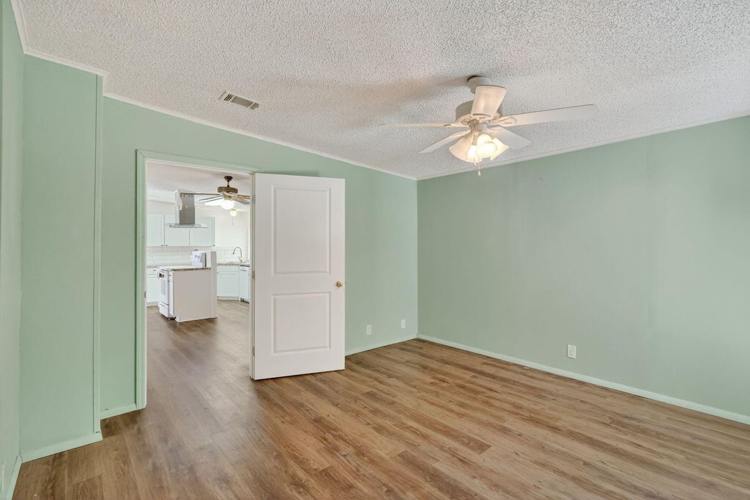 Active With Contract: $142,900 (2 beds, 2 baths, 1248 Square Feet)