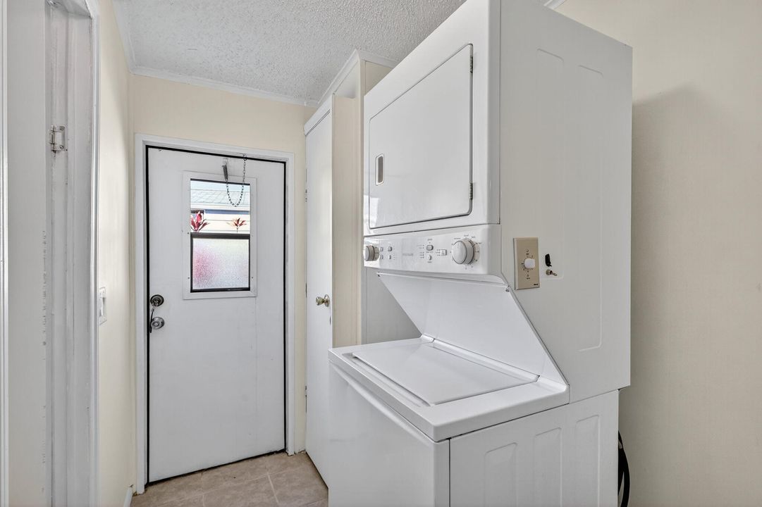 Active With Contract: $142,900 (2 beds, 2 baths, 1248 Square Feet)