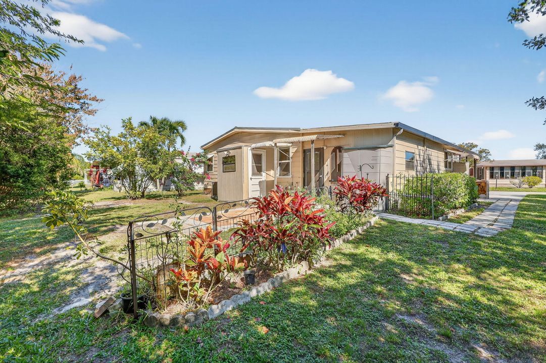 Active With Contract: $142,900 (2 beds, 2 baths, 1248 Square Feet)