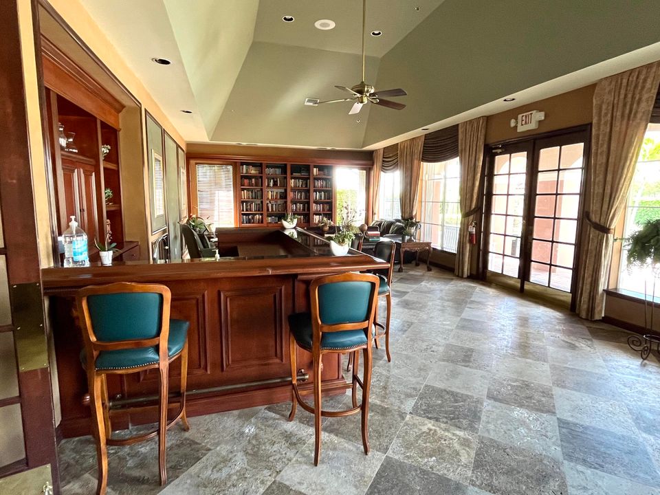 For Rent: $1,675 (1 beds, 1 baths, 729 Square Feet)