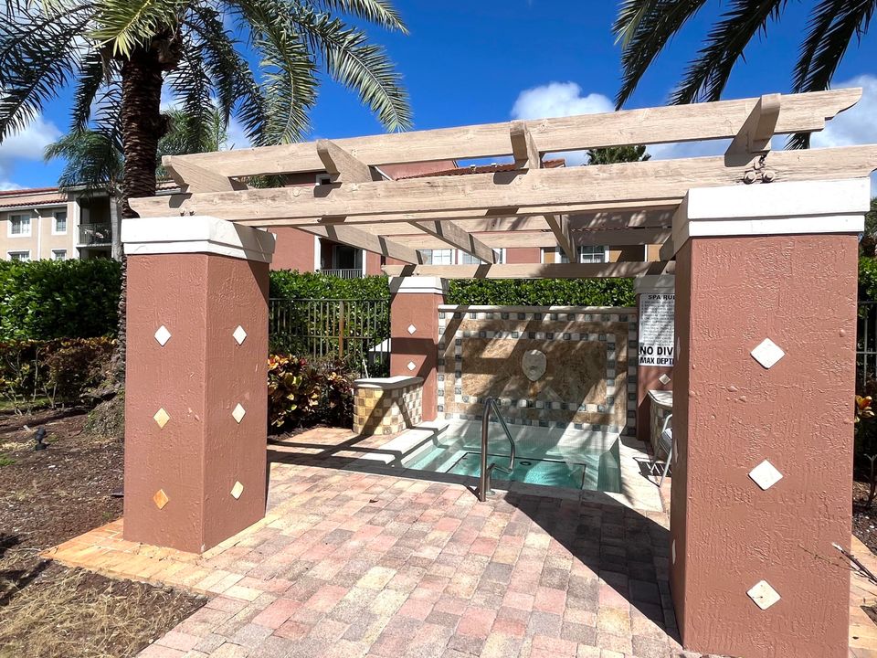 For Rent: $1,675 (1 beds, 1 baths, 729 Square Feet)