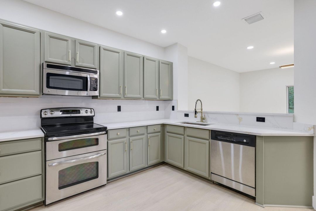 For Sale: $799,000 (4 beds, 3 baths, 2735 Square Feet)